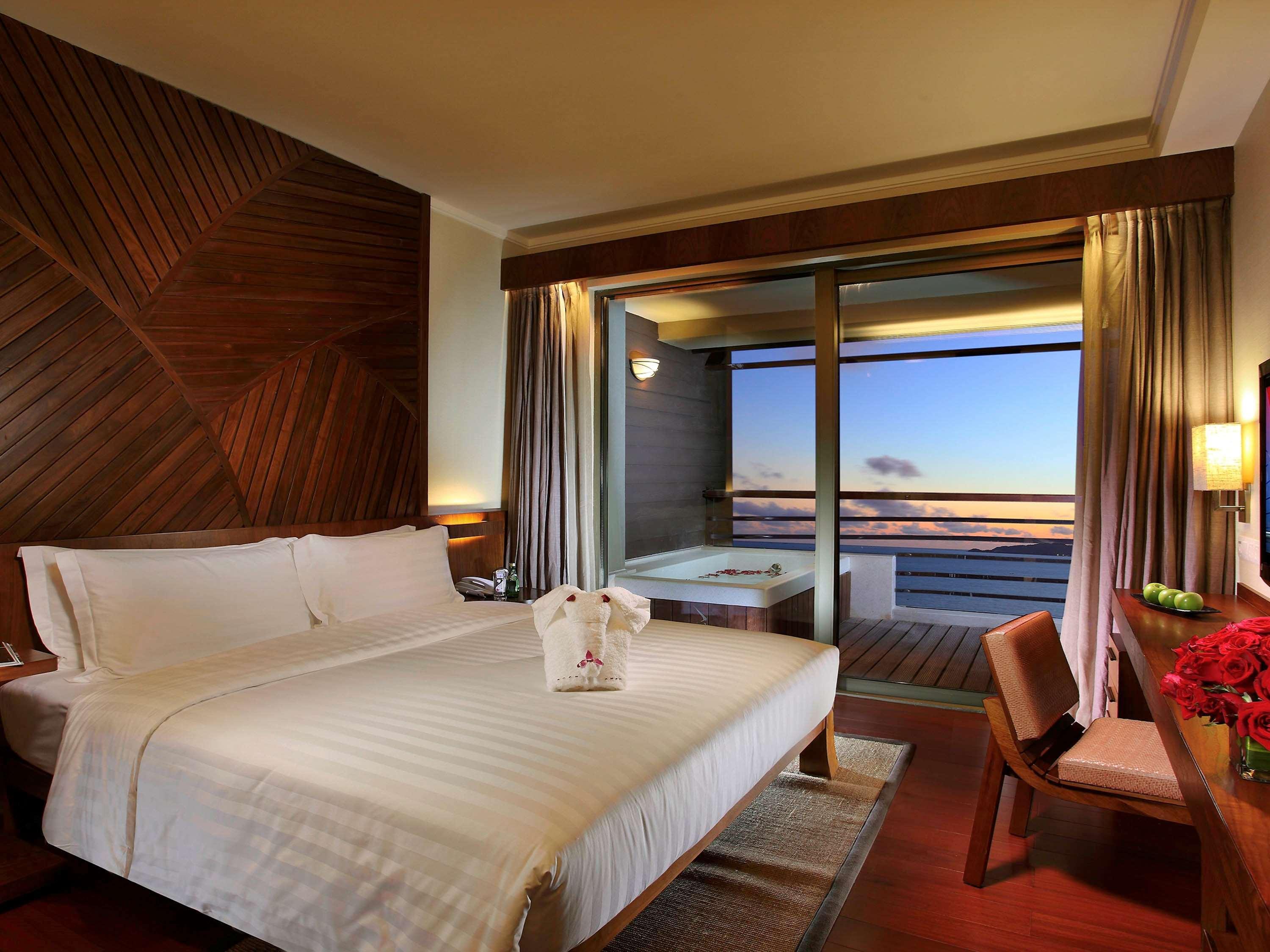 Pullman Oceanview Sanya Bay Resort & Spa Екстер'єр фото